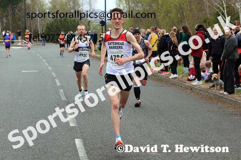 Senior mens relay, 2025 Elswick Harriers Good Friday Road Relays, Newburn, Newcastle upon Tyne. Photo: David T. Hewitson/Sports for All Pics